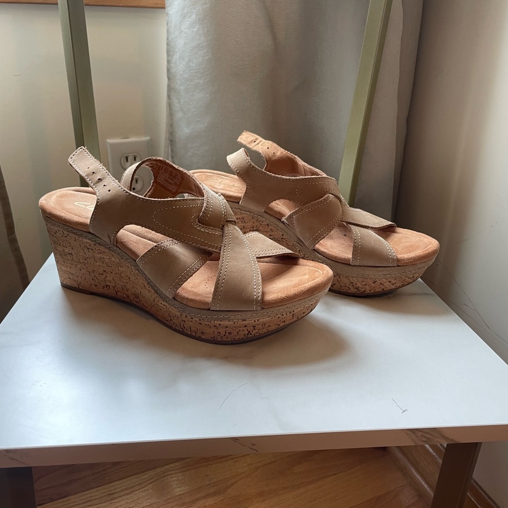 Clark’s Shoes Tan Suede Sandals dress shoe size 7.5 WIDE WIDTH like new